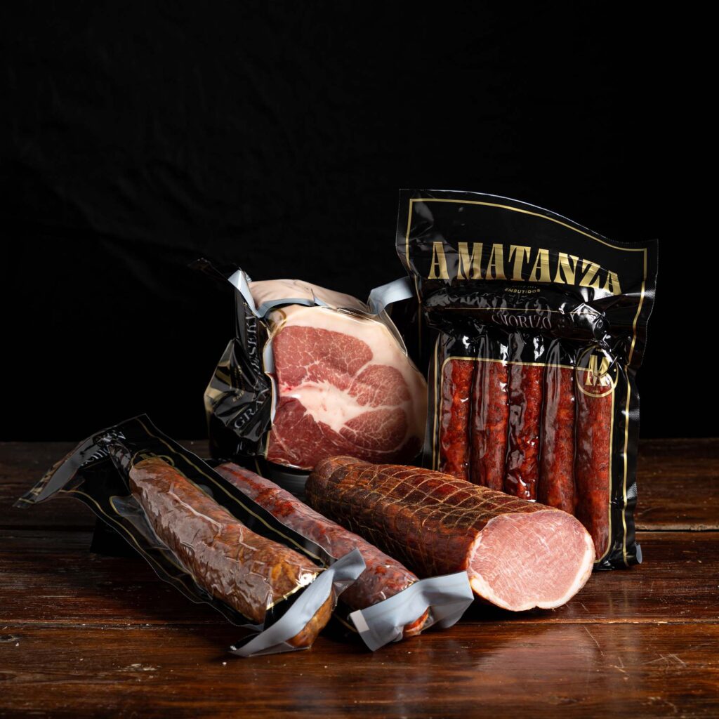 Lote de embutidos variados ahumados natural con leña de roble de forma tradicional de Embutidos A Matanza