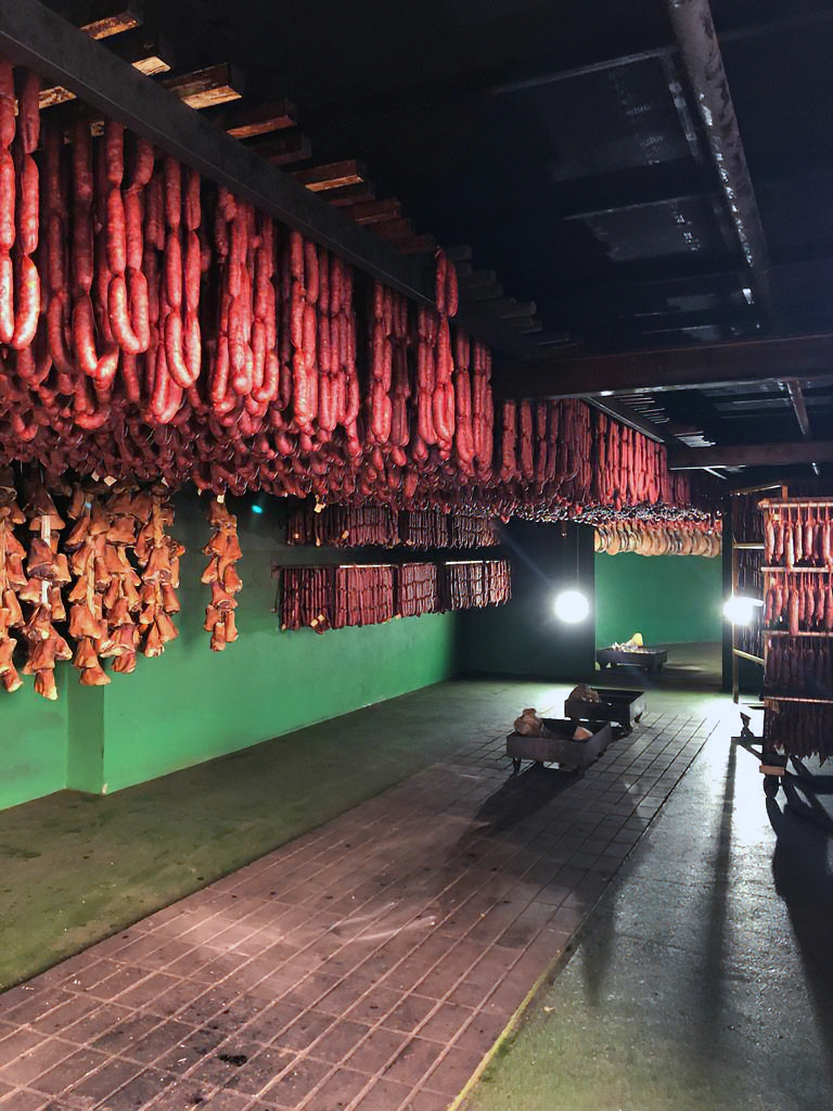 Embutidos Ahumados natural con leña de roble de forma tradicional de Embutidos A Matanza